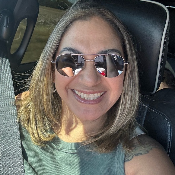 Meet your Posher, Gloria - Picture 1 of 1